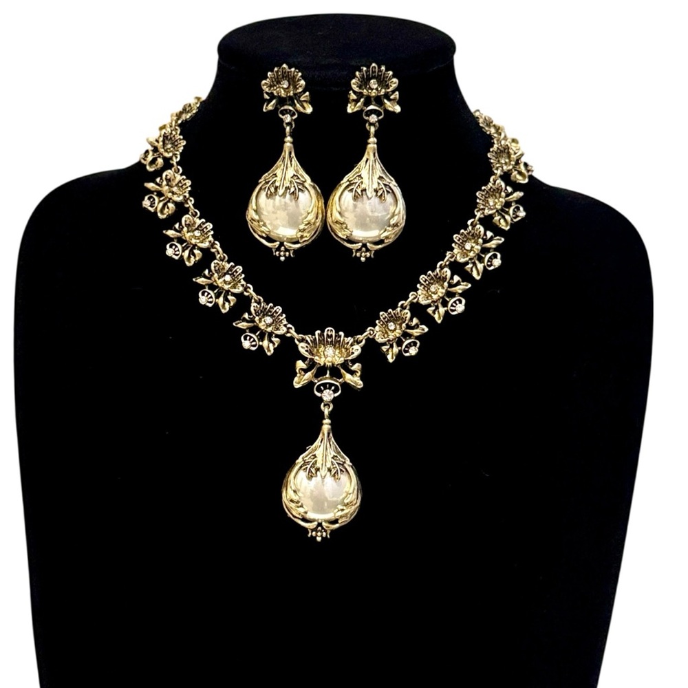 Golden Romance Gold Tone Necklace and Earrings Set NWT